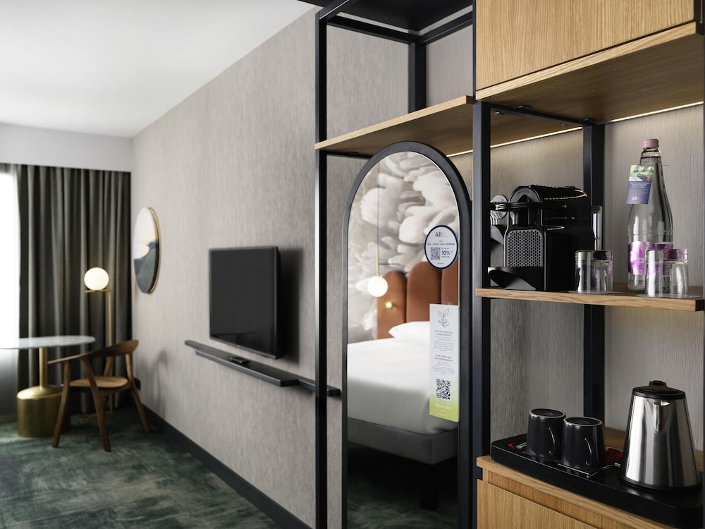 Habitacion Superior con 1 cama doble y Sofa del hotel Mercure Debrecen. Foto 6