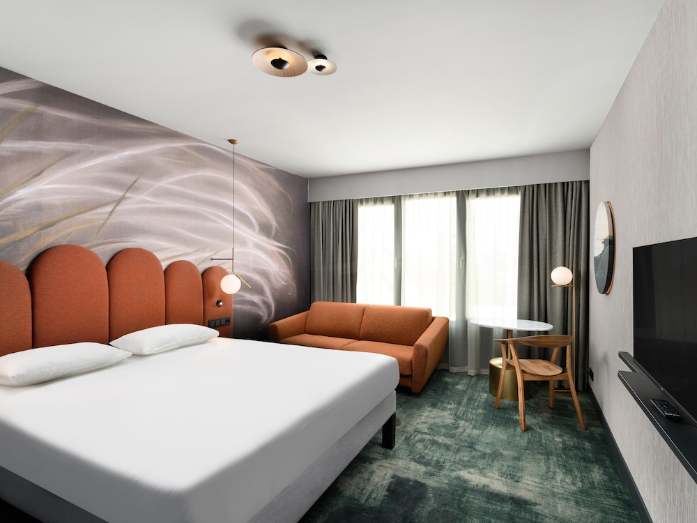 Habitación Privilege con 1 cama doble y sofá cama del hotel Mercure Debrecen
