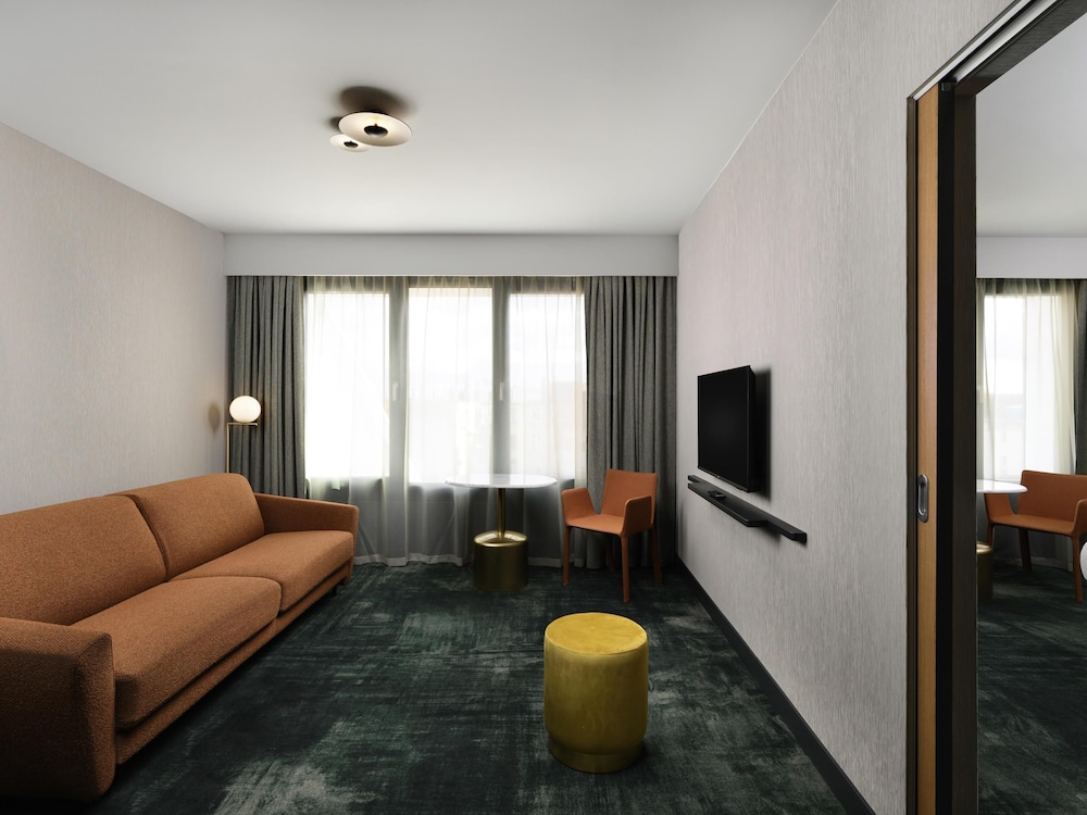 Suite de un dormitorio con una cama doble y sofá cama del hotel Mercure Debrecen