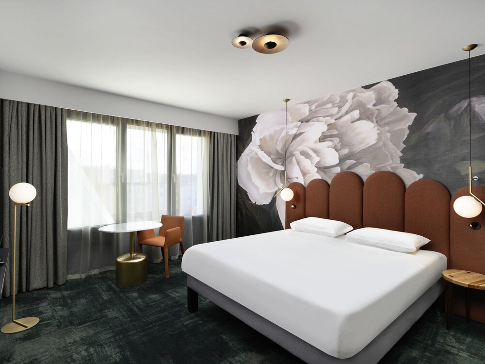 Suite de un dormitorio con una cama doble y sofá cama del hotel Mercure Debrecen. Foto 2