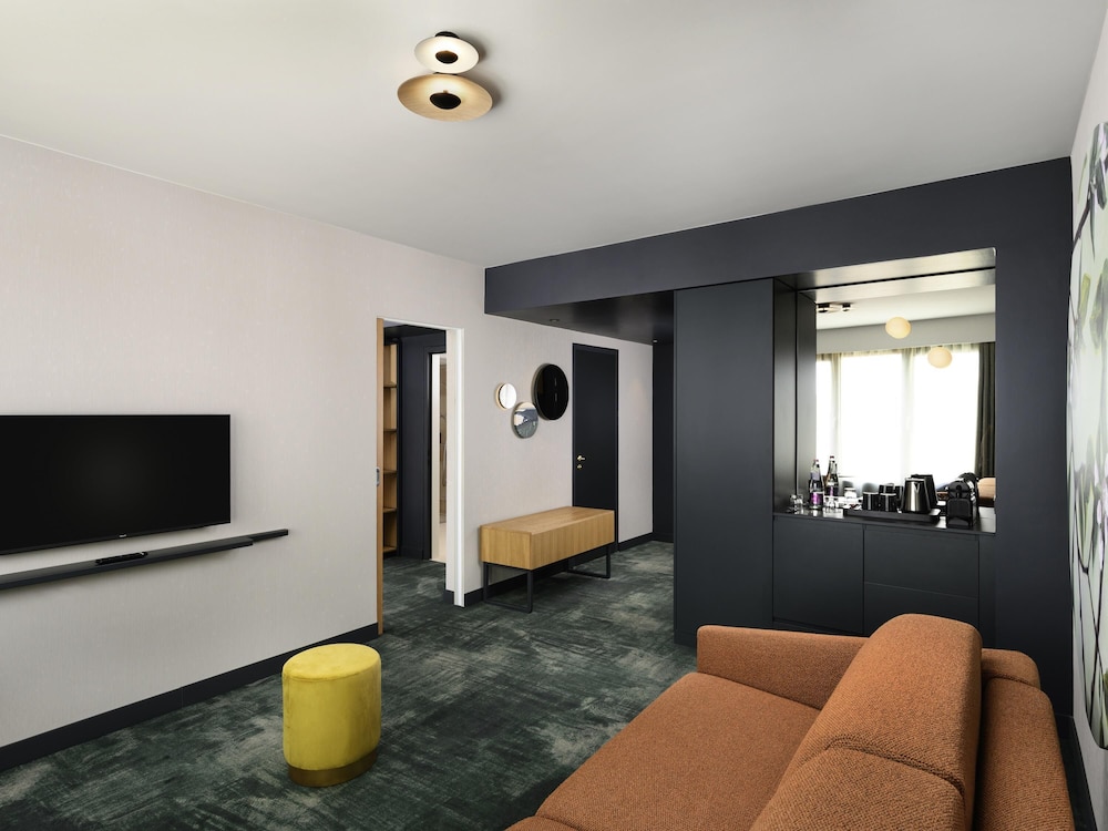 Suite de un dormitorio con una cama doble y sofá cama del hotel Mercure Debrecen. Foto 4