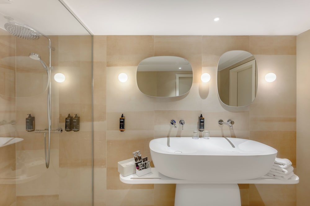 Suite de un dormitorio con una cama doble y sofá cama del hotel Mercure Debrecen. Foto 6