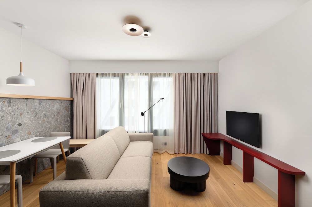 Apartamento de una habitación con cama doble y sofá cama del hotel Mercure Debrecen. Foto 1