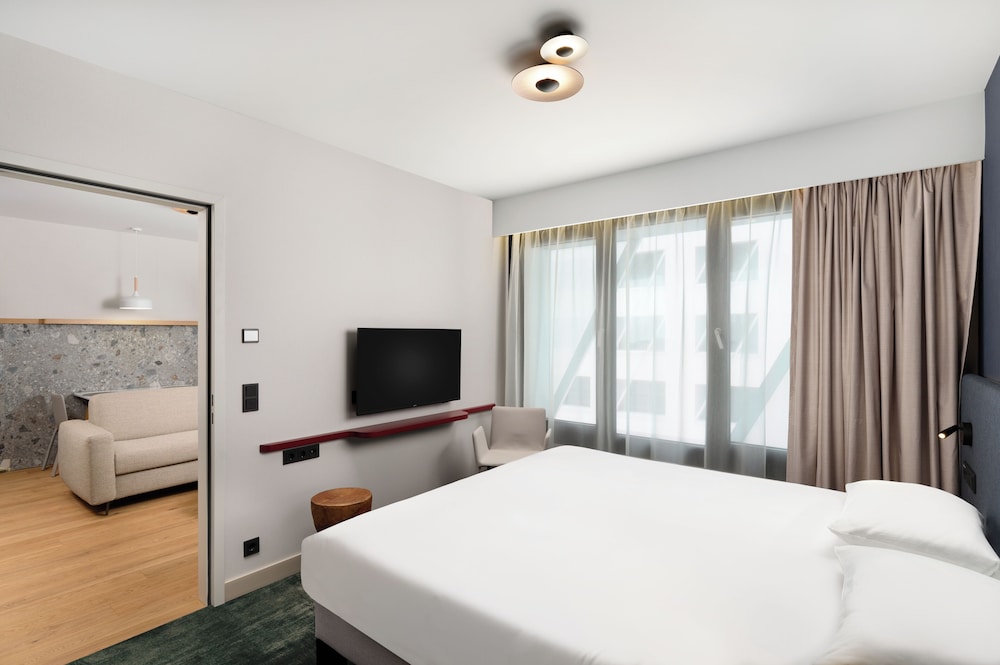 Apartamento de una habitación con cama doble y sofá cama del hotel Mercure Debrecen. Foto 2