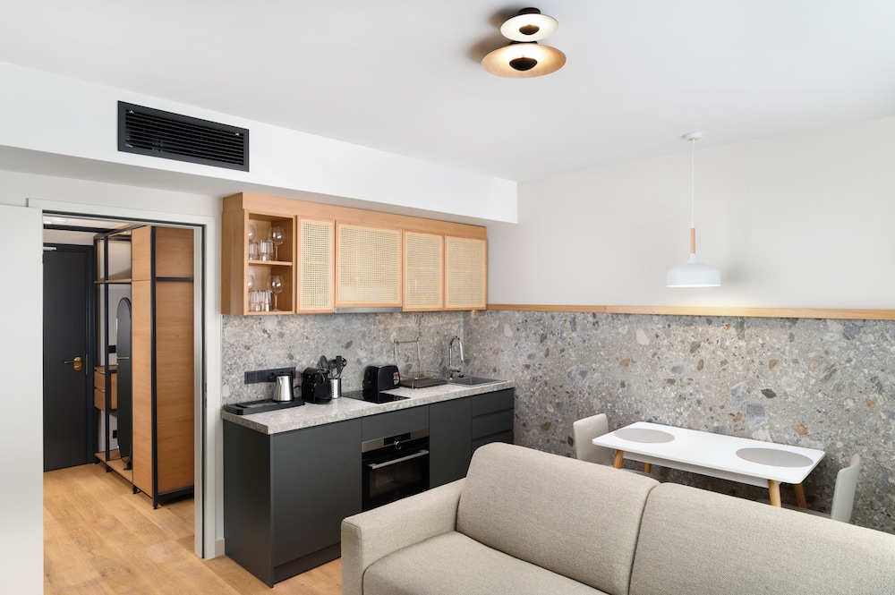 Apartamento de una habitación con cama doble y sofá cama del hotel Mercure Debrecen. Foto 3