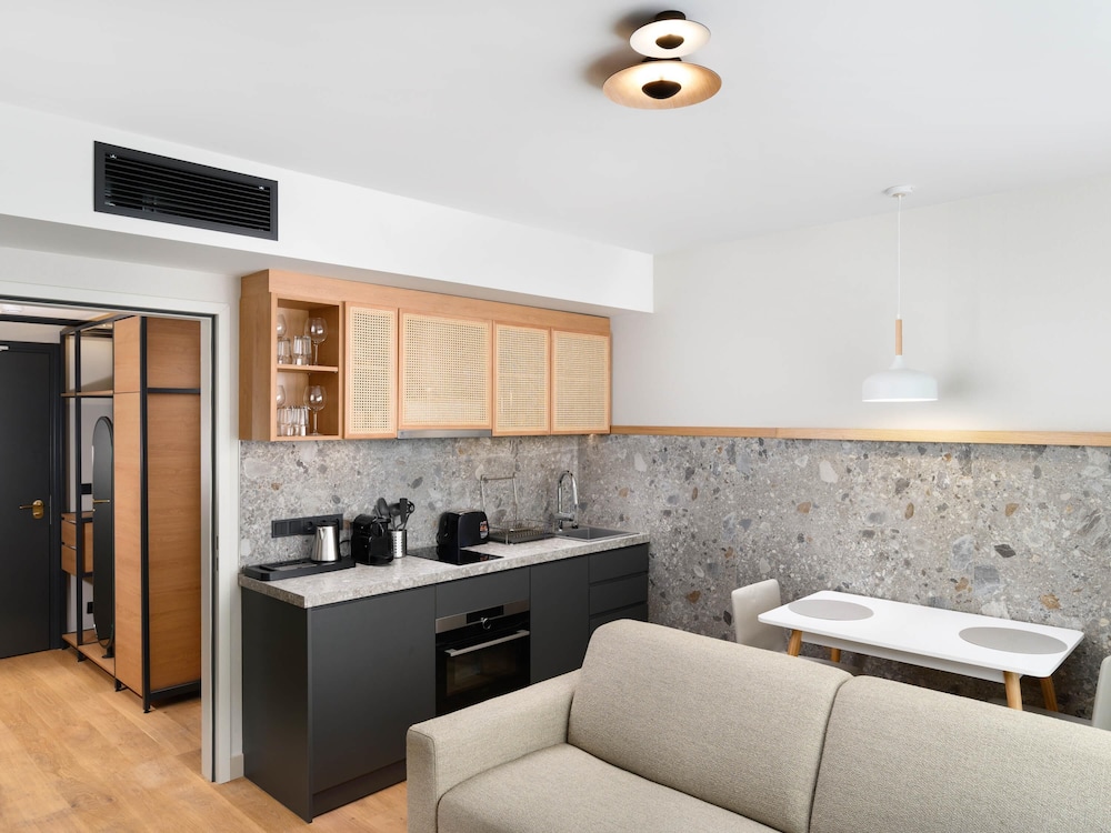 Apartamento de una habitación con cama doble y sofá cama del hotel Mercure Debrecen. Foto 4