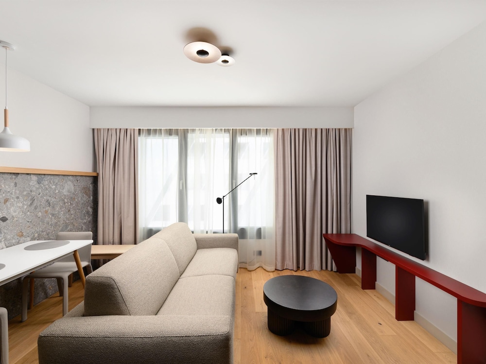 Apartamento de una habitación con cama doble y sofá cama del hotel Mercure Debrecen. Foto 5