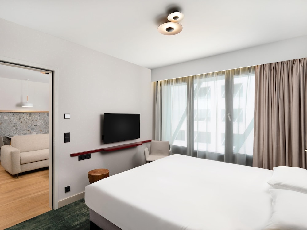Apartamento de una habitación con cama doble y sofá cama del hotel Mercure Debrecen. Foto 6