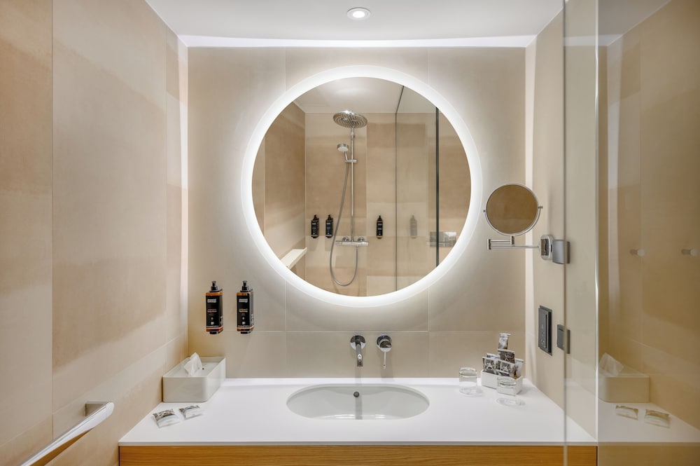 Apartamento de una habitación con cama doble y sofá cama del hotel Mercure Debrecen. Foto 8