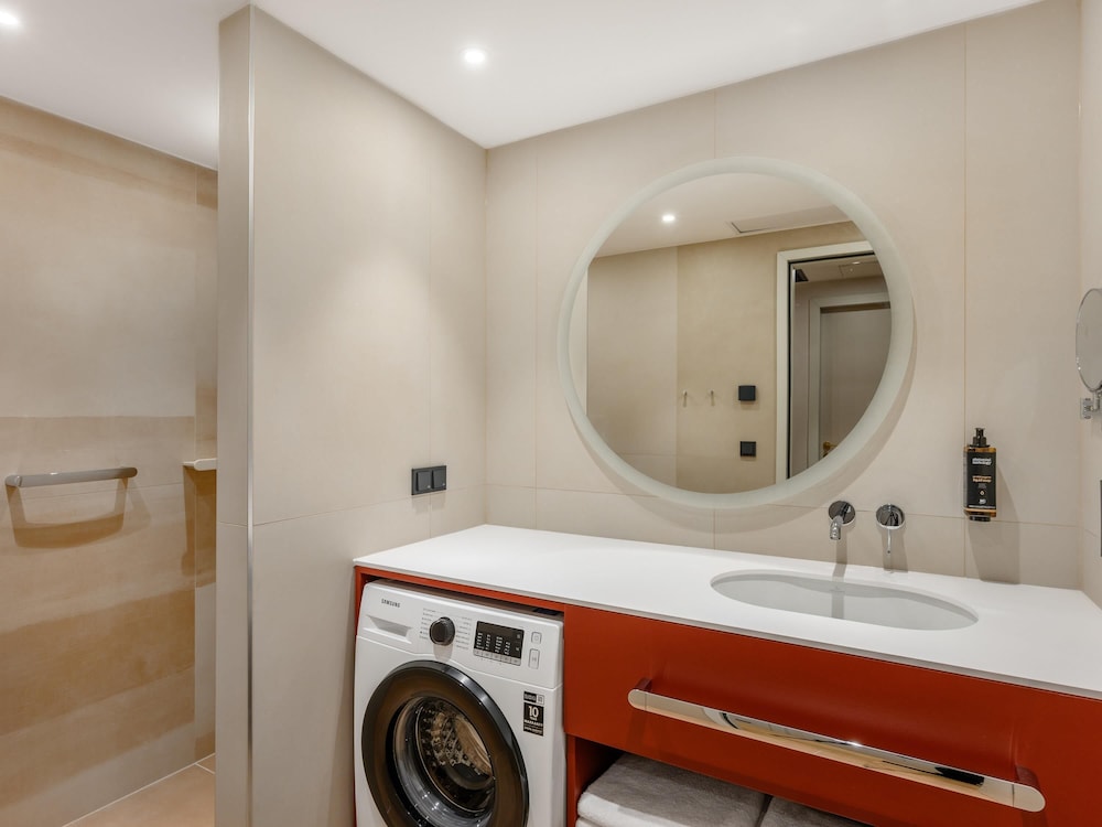 Apartamento de una habitación con cama doble y sofá cama del hotel Mercure Debrecen. Foto 8