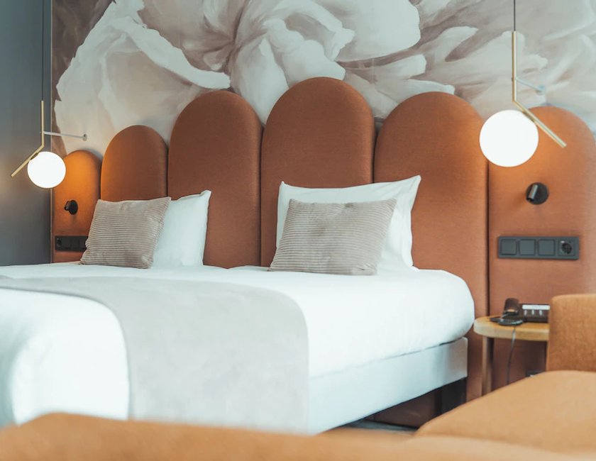 Habitación Privilege con 1 cama doble y sofá cama del hotel Mercure Debrecen. Foto 7