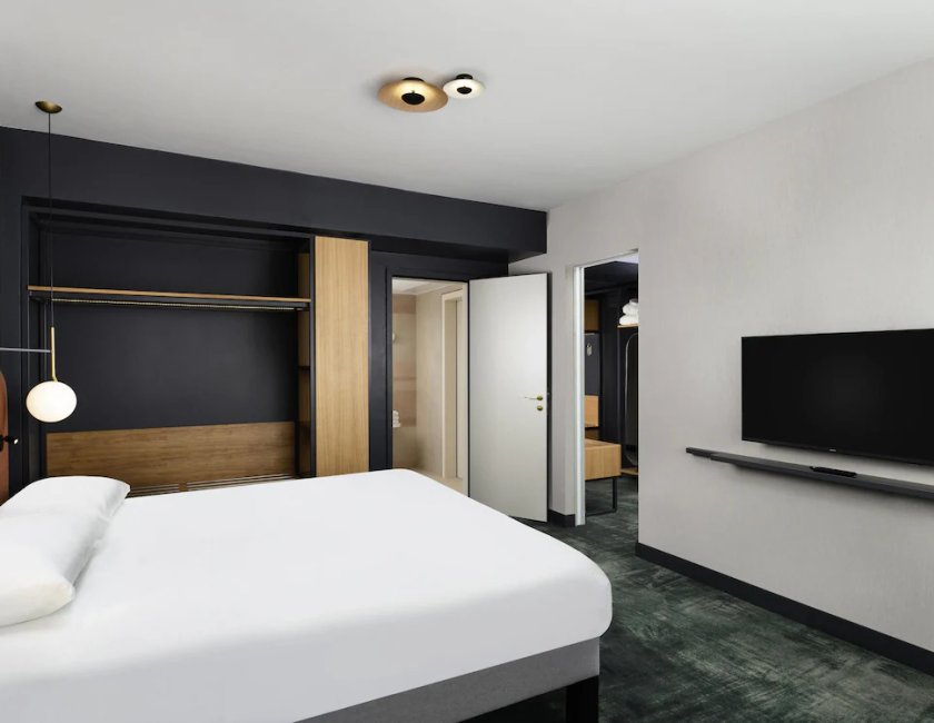 Apartamento de una habitación con cama doble y sofá cama del hotel Mercure Debrecen. Foto 9