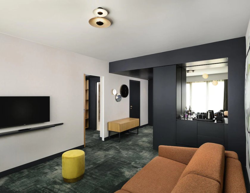 Apartamento de una habitación con cama doble y sofá cama del hotel Mercure Debrecen. Foto 10