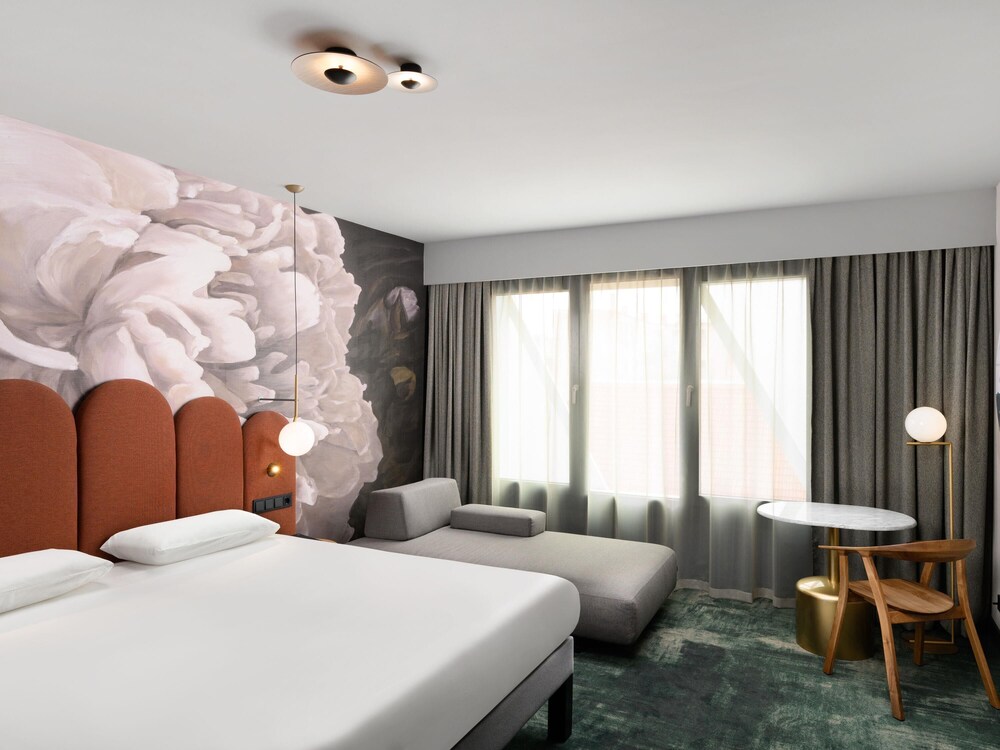 Habitacion Superior con 1 cama doble y Sofa del hotel Mercure Debrecen. Foto 7