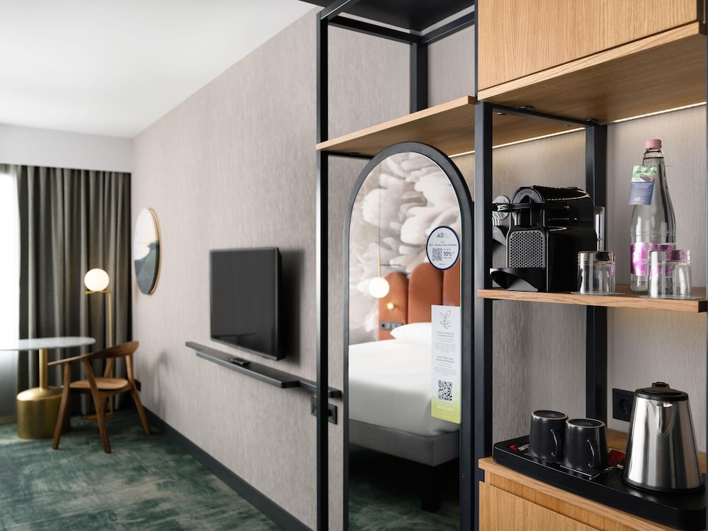 Habitacion Superior con 1 cama doble y Sofa del hotel Mercure Debrecen. Foto 8