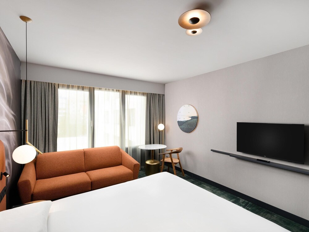 Habitación Privilege con 1 cama doble y sofá cama del hotel Mercure Debrecen. Foto 5