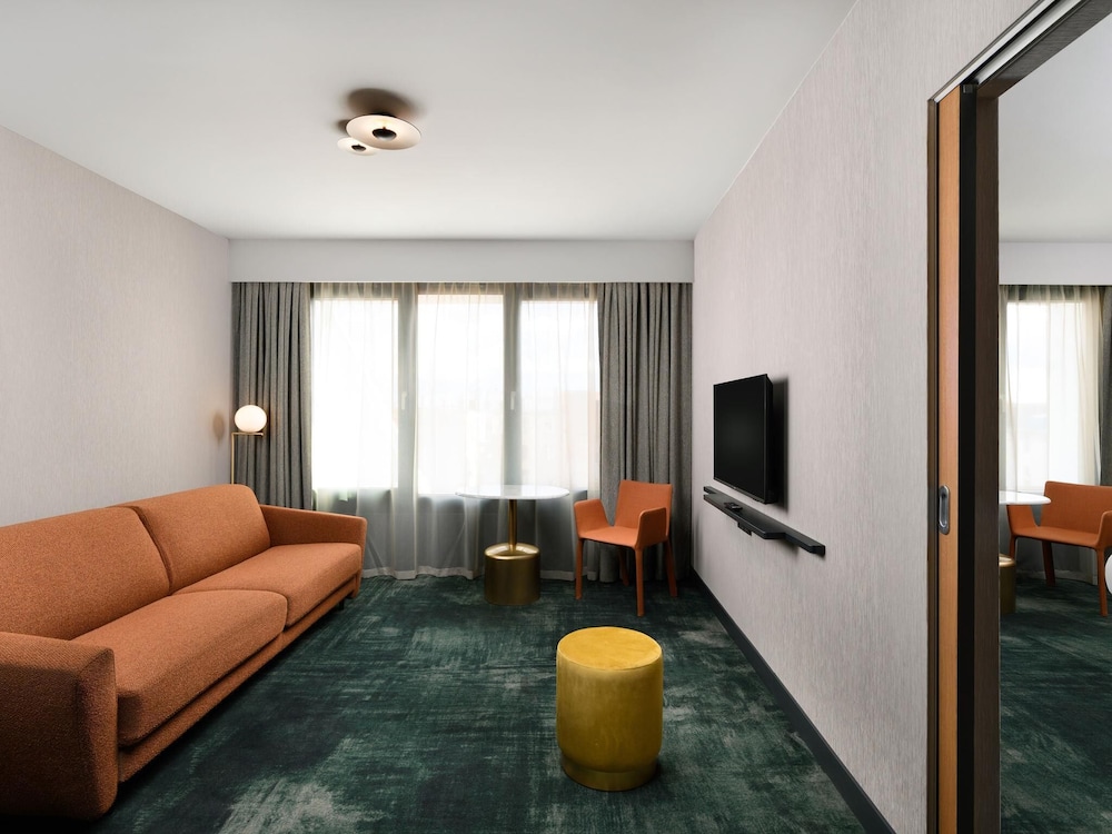 Suite de un dormitorio con una cama doble y sofá cama del hotel Mercure Debrecen. Foto 5