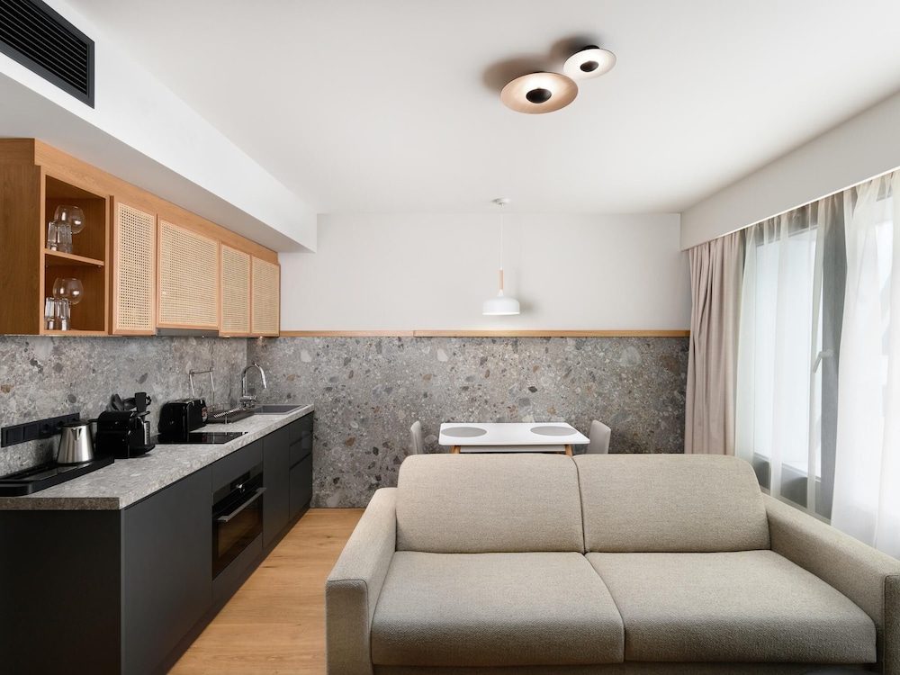 Apartamento de una habitación con cama doble y sofá cama del hotel Mercure Debrecen. Foto 7