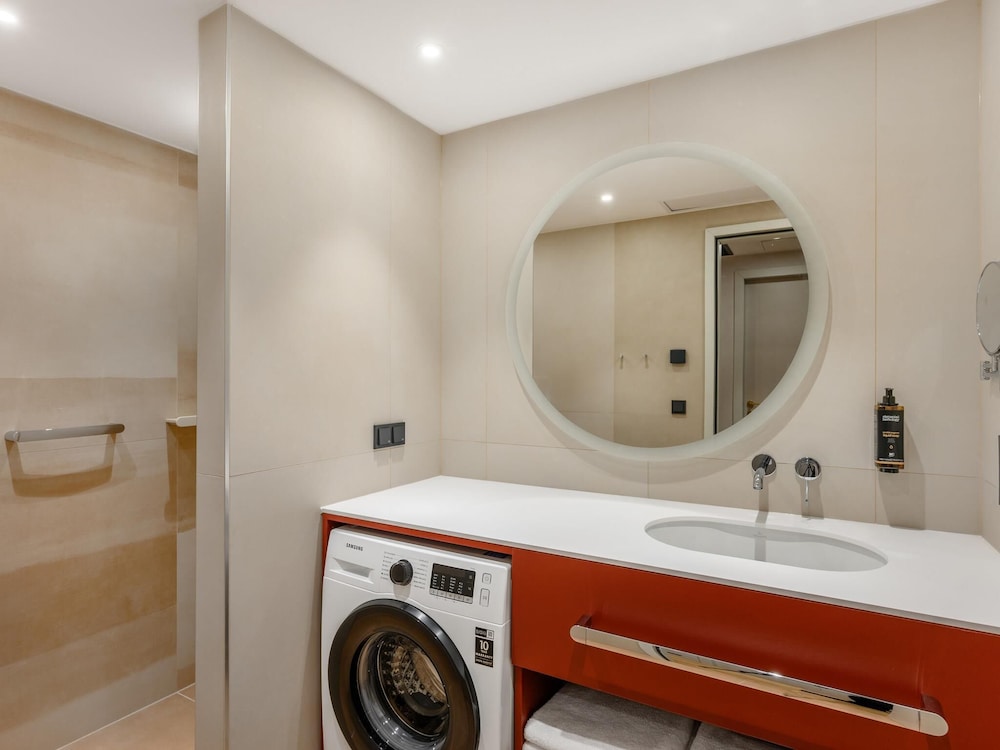 Apartamento de una habitación con cama doble y sofá cama del hotel Mercure Debrecen. Foto 8