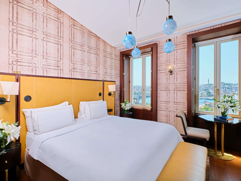 Suite Junior con cama king size y vistas al Cuerno de Oro del hotel The Galata Istanbul - MGallery
