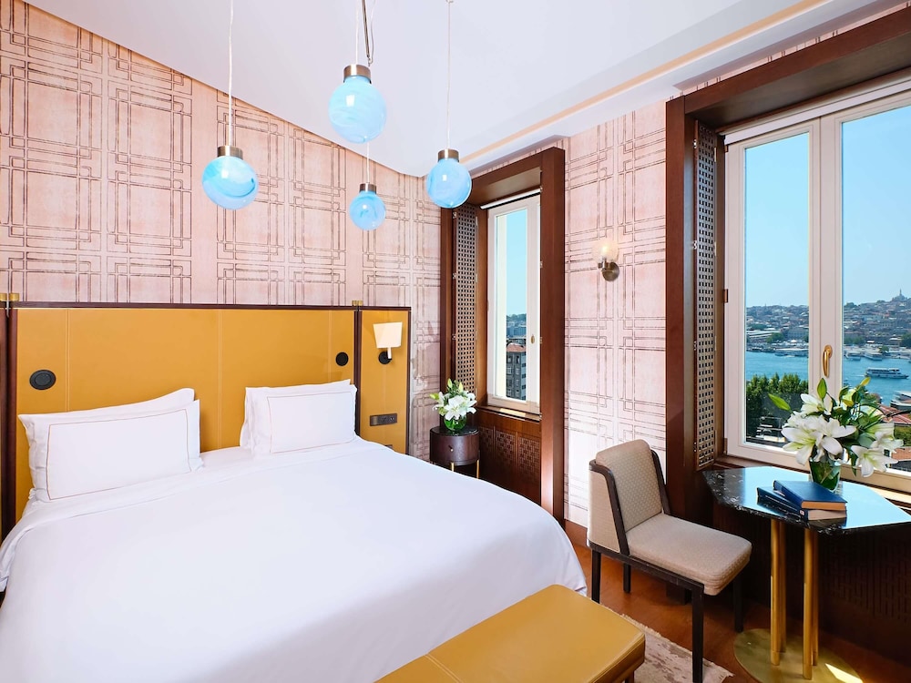Suite Junior con cama king size y vistas al Cuerno de Oro del hotel The Galata Istanbul - MGallery. Foto 3