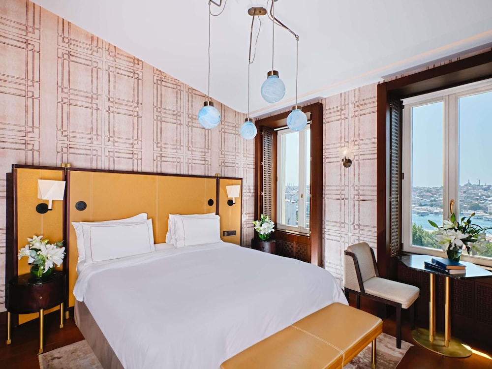 Suite Junior con cama king size y vistas al Cuerno de Oro del hotel The Galata Istanbul - MGallery. Foto 4