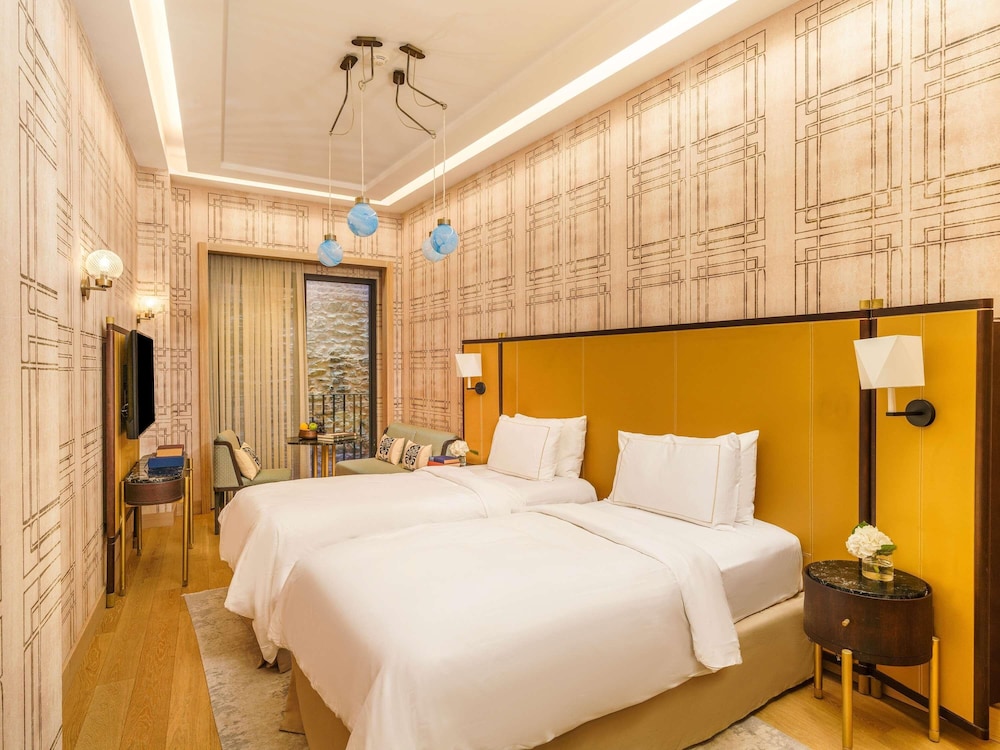 Habitación superior con 2 camas individuales del hotel The Galata Istanbul - MGallery. Foto 1