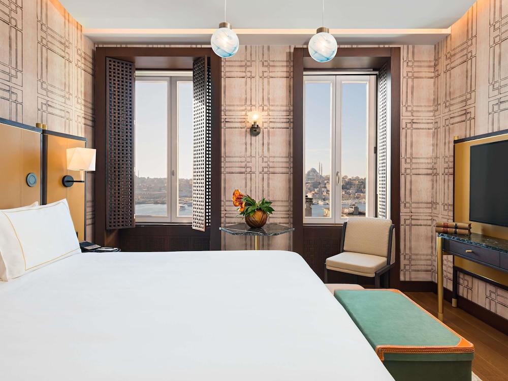 Habitación Superior con cama king size y vistas al Cuerno de Oro del hotel The Galata Istanbul - MGallery. Foto 3