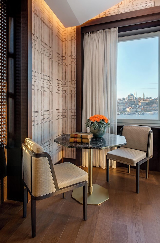 Habitación Superior con cama king size y vistas al Cuerno de Oro del hotel The Galata Istanbul - MGallery. Foto 13
