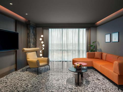 Suite Deluxe del hotel Mövenpick Hotel Istanbul Marmara Sea. Foto 2