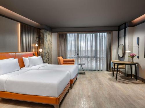 Habitación Doble Superior orientada a la ciudad - 2 camas del hotel Mövenpick Hotel Istanbul Marmara Sea. Foto 2