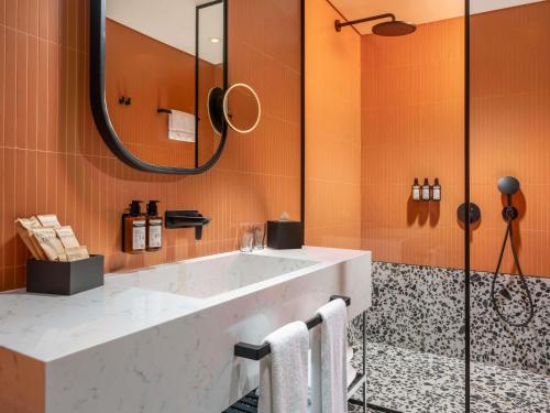 Suite Deluxe del hotel Mövenpick Hotel Istanbul Marmara Sea. Foto 4
