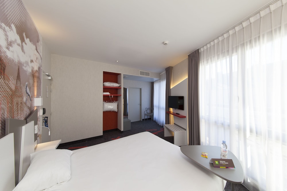Habitación Doble Estándar con sofá cama del hotel Ibis Styles Poitiers Centre. Foto 7