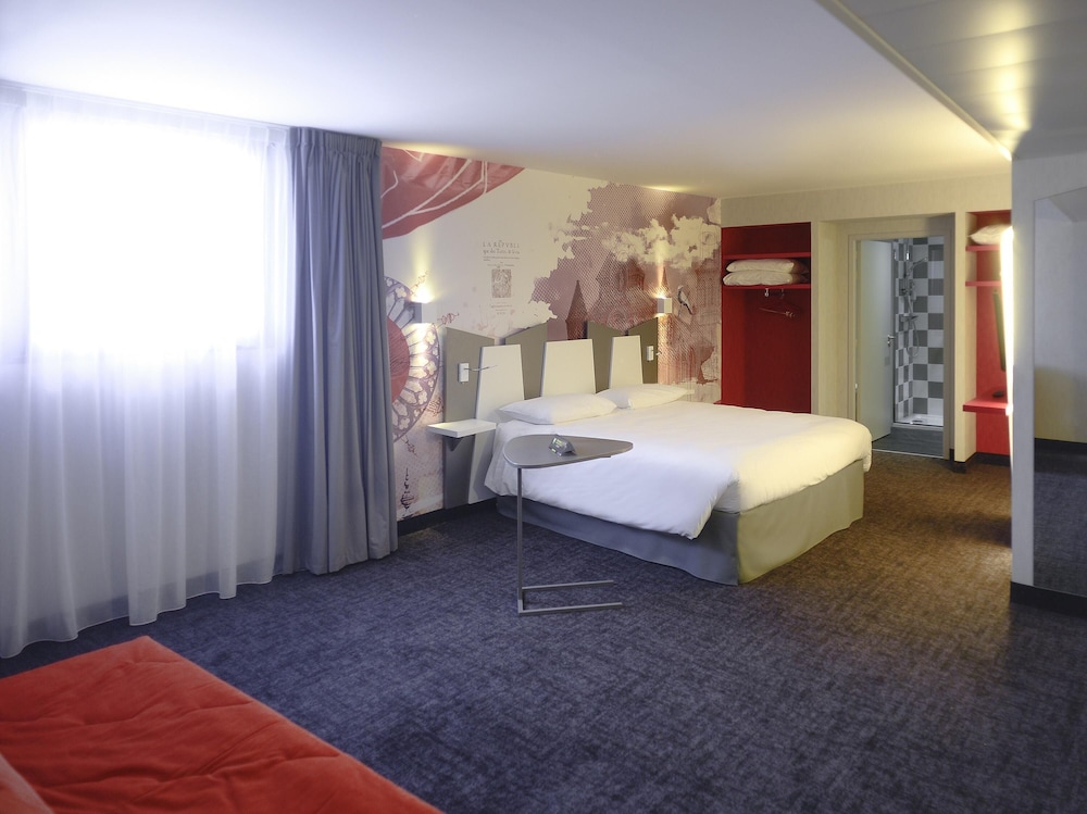 Habitación Clásica con balcón del hotel Ibis Styles Poitiers Centre. Foto 4