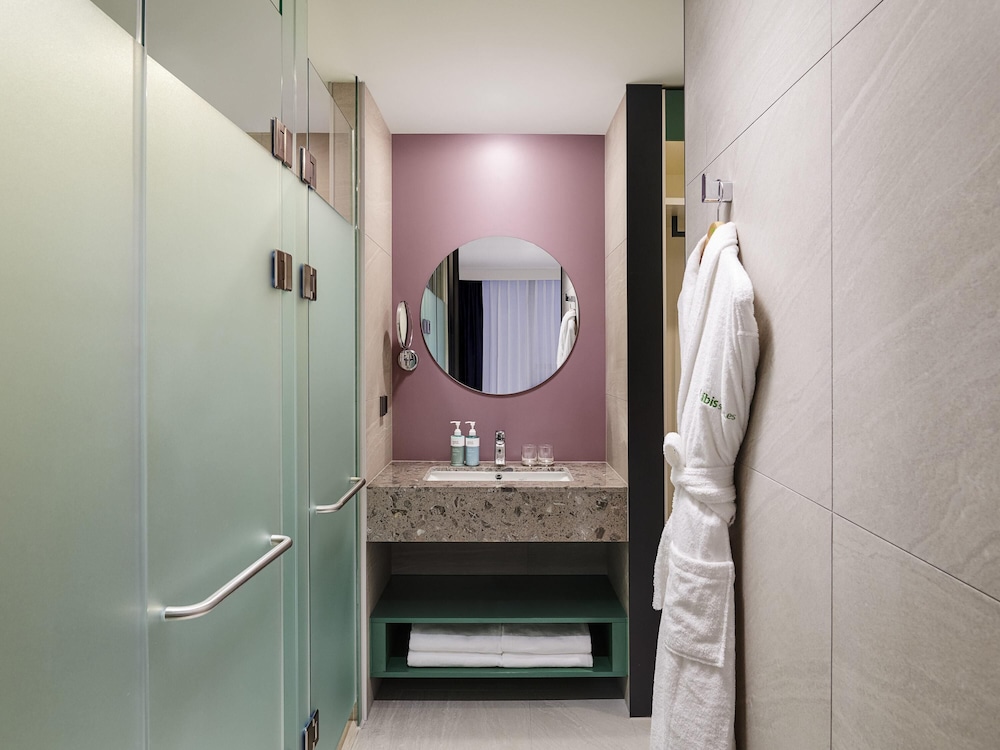 Suite superior con 1 cama doble del hotel ibis Styles Ambassador Incheon Airport T2. Foto 2