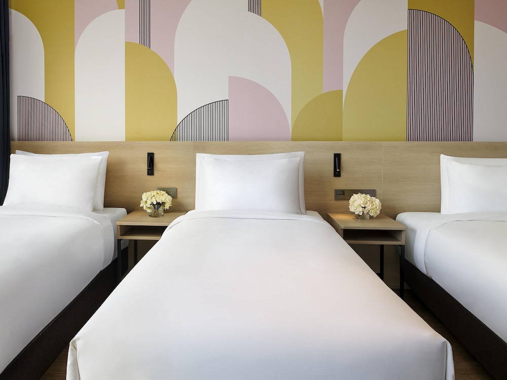 Suite Superior con 3 camas individuales del hotel ibis Styles Ambassador Incheon Airport T2. Foto 3