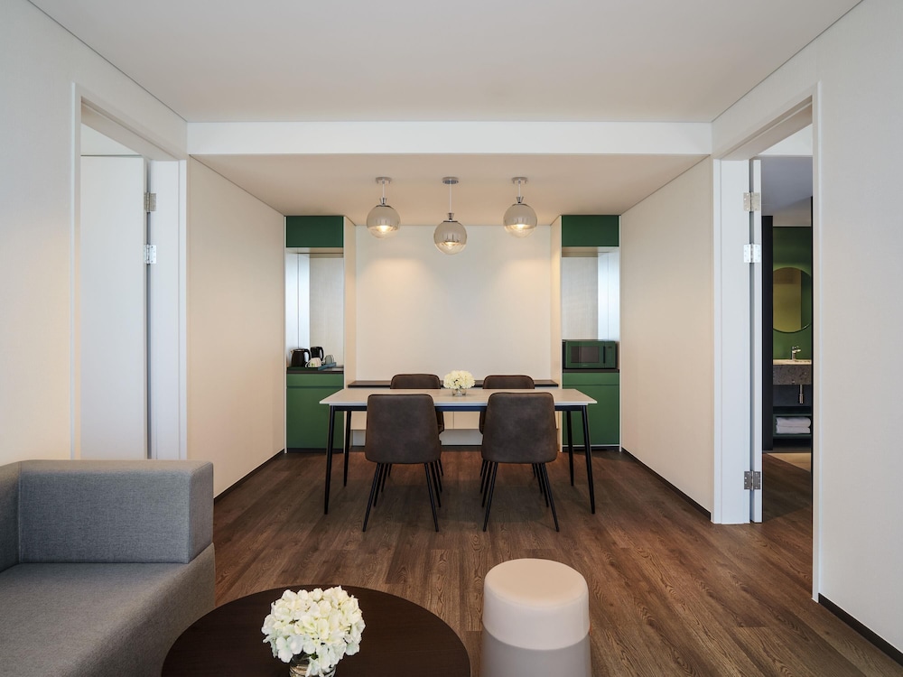 Suite Deluxe con 1 cama doble y 2 camas individuales del hotel ibis Styles Ambassador Incheon Airport T2