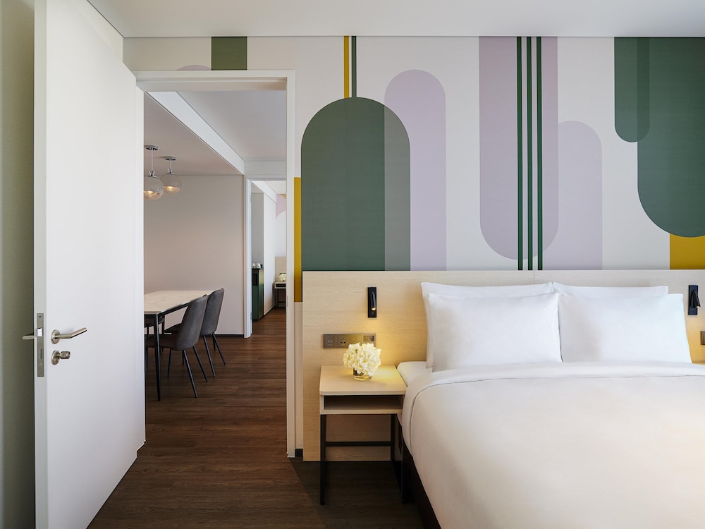Suite Deluxe con 1 cama doble y 2 camas individuales del hotel ibis Styles Ambassador Incheon Airport T2. Foto 1