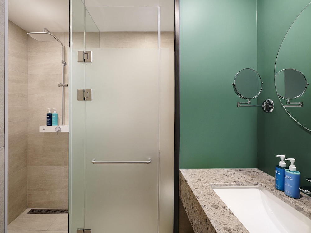 Suite Deluxe con 1 cama doble y 2 camas individuales del hotel ibis Styles Ambassador Incheon Airport T2. Foto 3