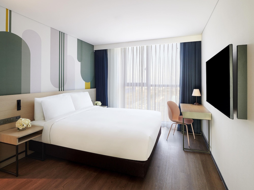 Suite Deluxe con 1 cama doble y 2 camas individuales del hotel ibis Styles Ambassador Incheon Airport T2. Foto 4