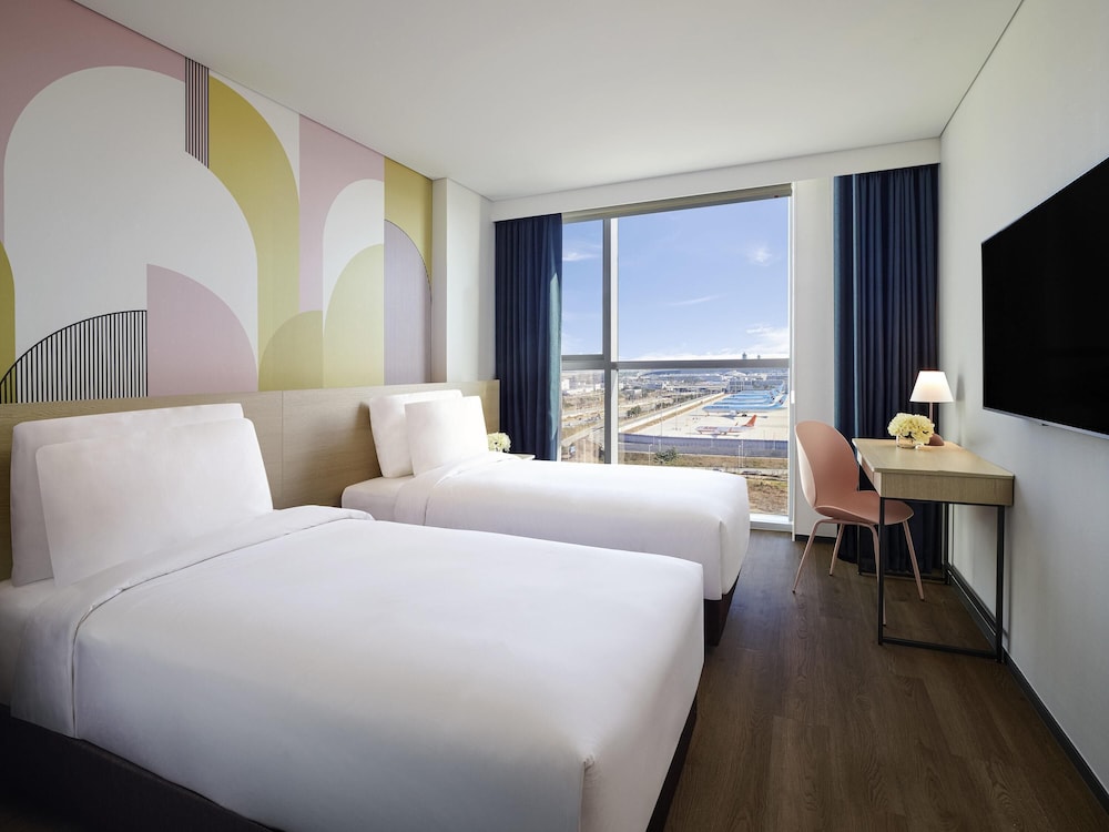 Suite Deluxe con 1 cama doble y 2 camas individuales del hotel ibis Styles Ambassador Incheon Airport T2. Foto 5
