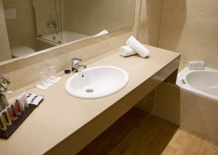 Habitación doble Vista Piscina del hotel Alegria Plaza Paris. Foto 2