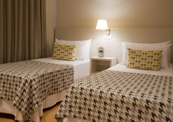 Habitación familiar del hotel Alegria Plaza Paris. Foto 3