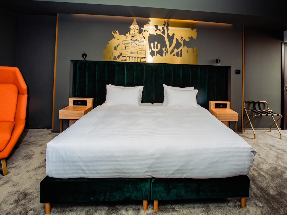 Habitación Privilege con 1 cama king size y sofá del hotel Mercure Timisoara. Foto 1