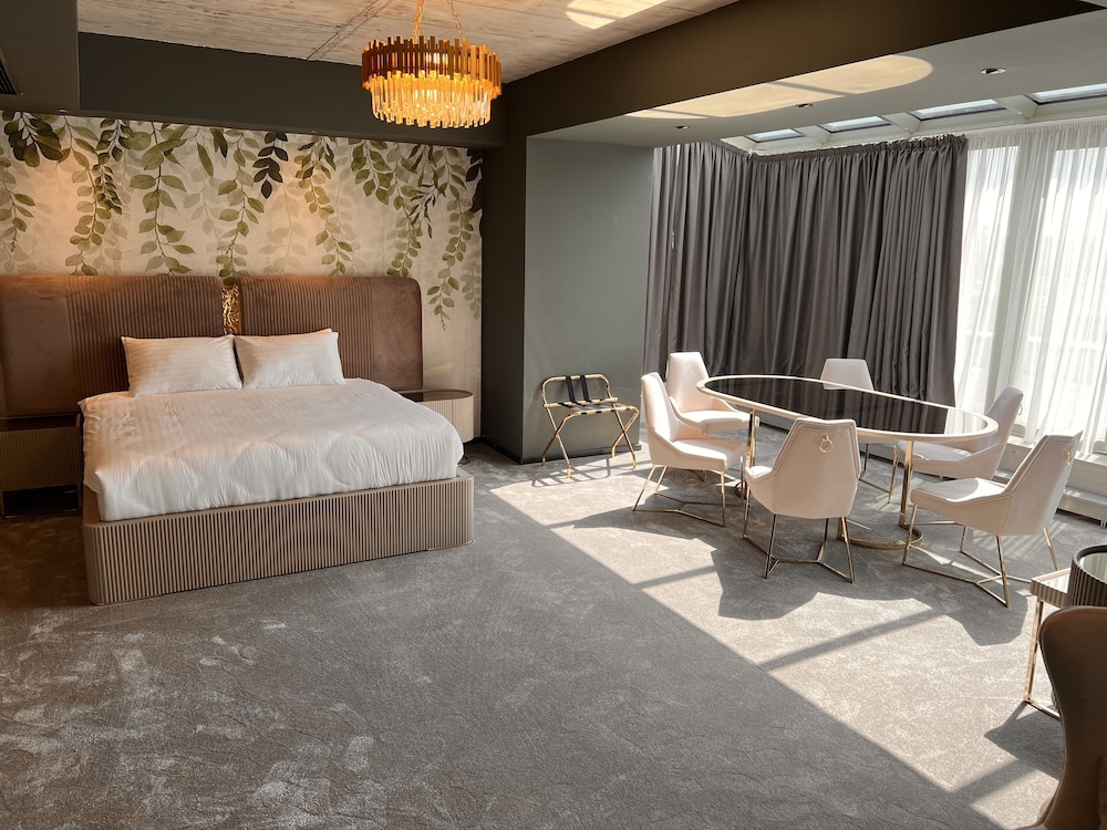 Suite Ejecutiva con 1 Cama King Size y Sofá del hotel Mercure Timisoara. Foto 2