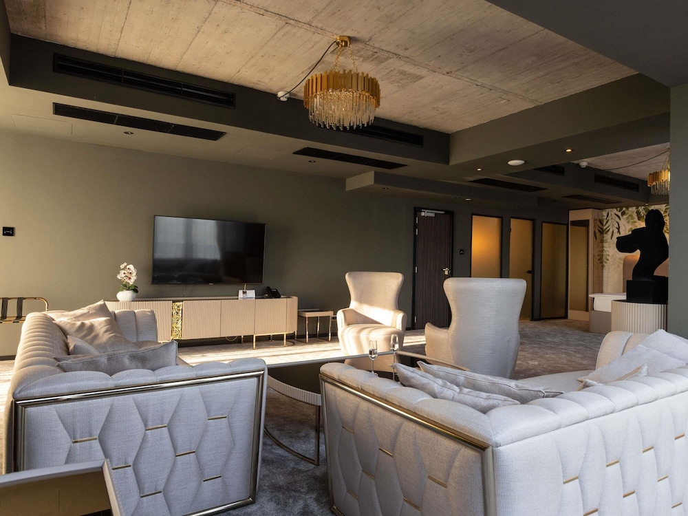 Suite Ejecutiva con 1 Cama King Size y Sofá del hotel Mercure Timisoara. Foto 3