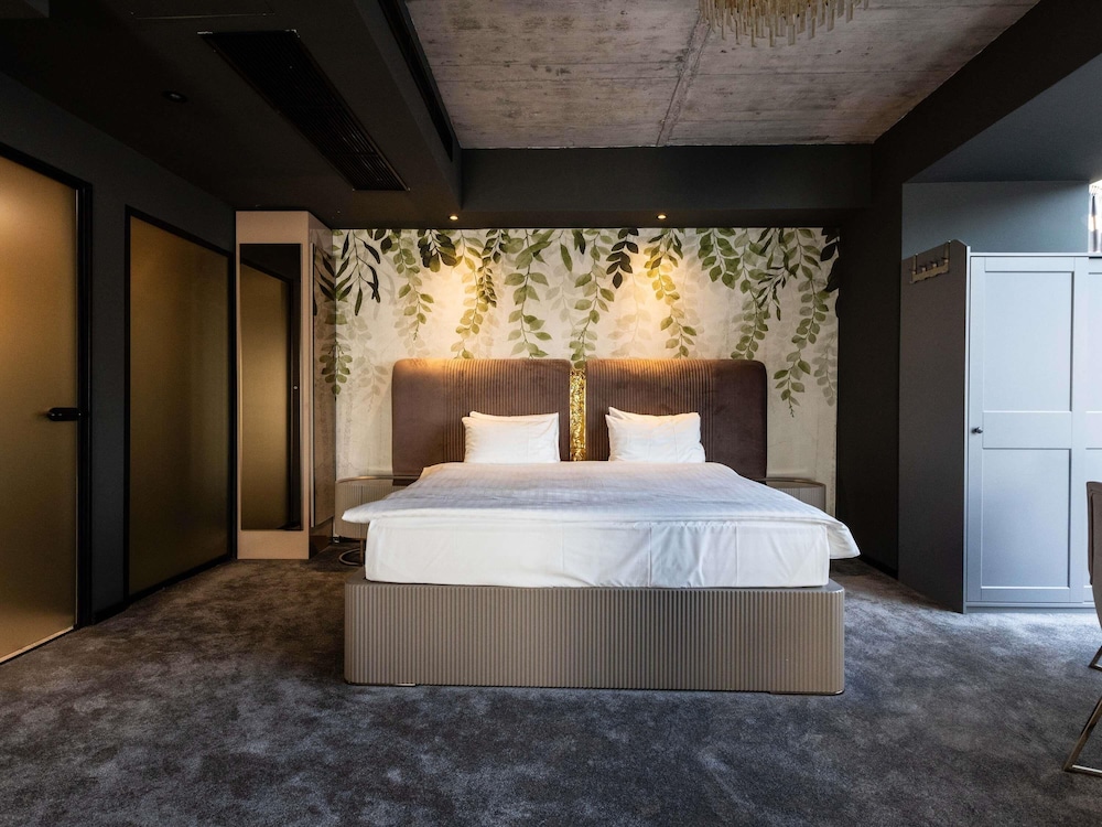 Suite Ejecutiva con 1 Cama King Size y Sofá del hotel Mercure Timisoara. Foto 6