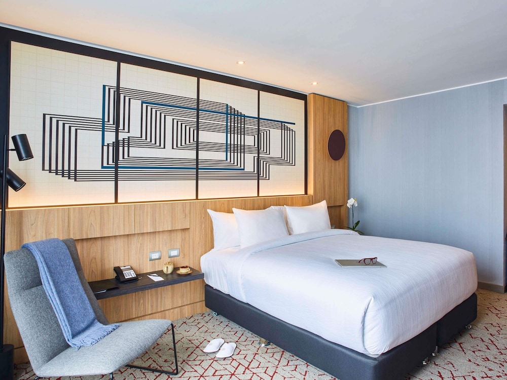 Habitación Deluxe, 1 cama de matrimonio grande del hotel Pullman Lima Miraflores. Foto 7