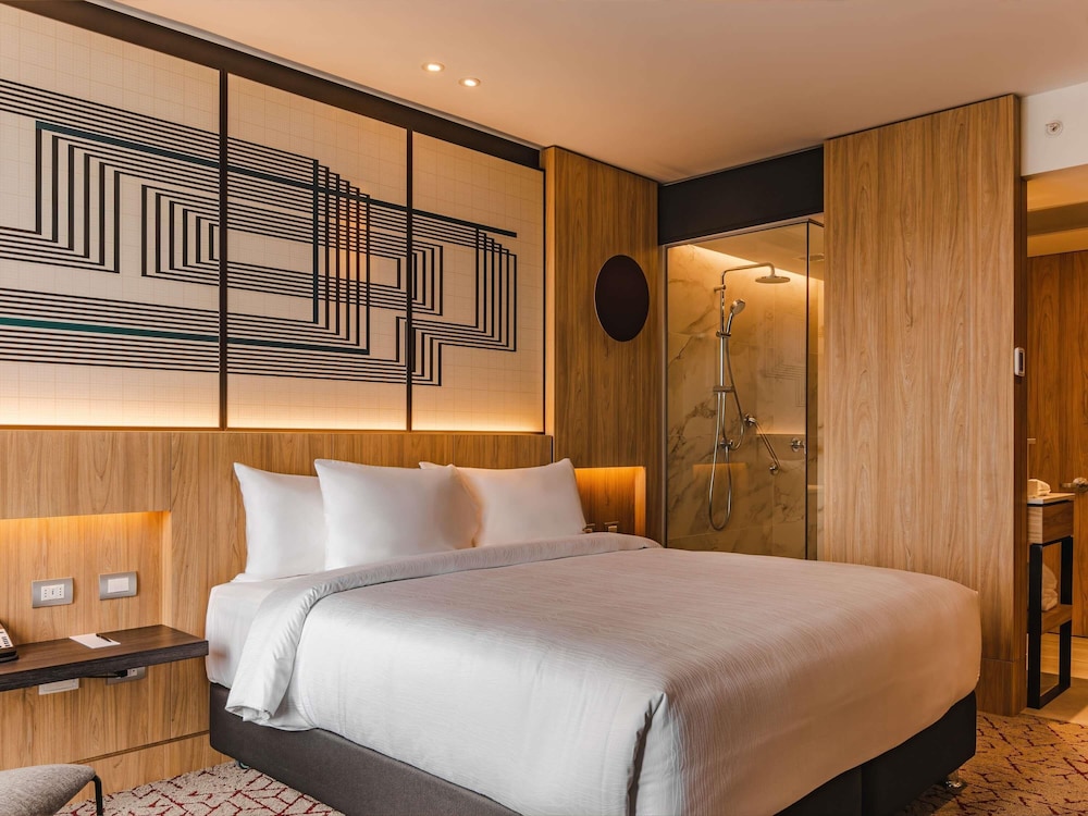 Habitación superior, 1 cama de matrimonio grande del hotel Pullman Lima Miraflores. Foto 5