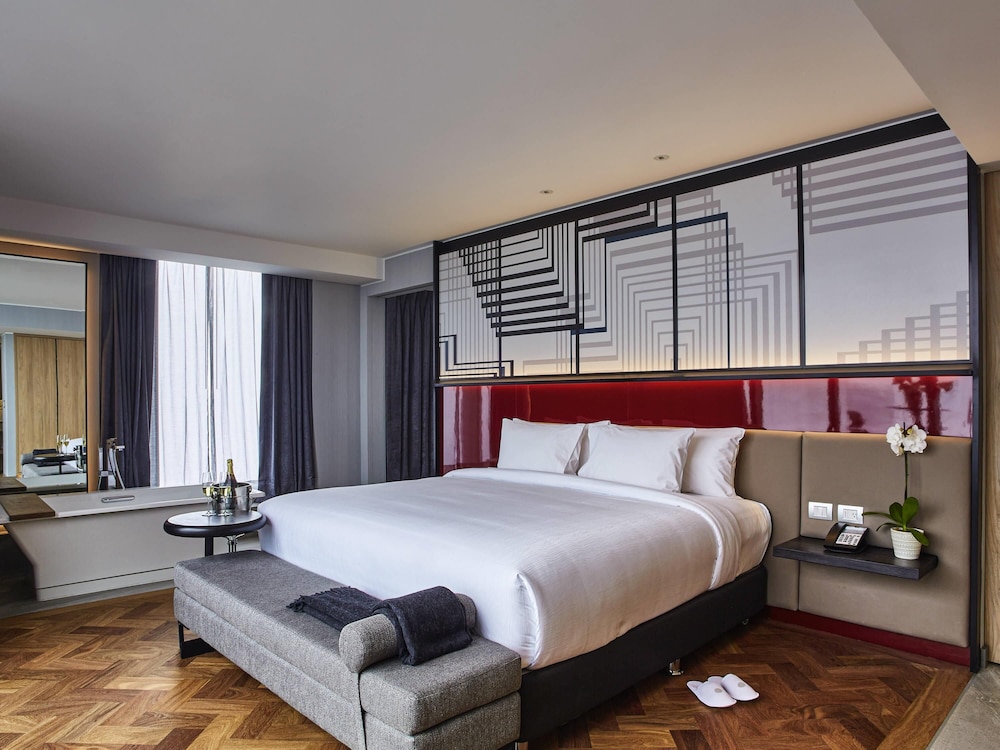 Suite presidencial, 1 cama de matrimonio grande, Acceso al salón del club del hotel Pullman Lima Miraflores